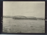 Die Brücke ist, teilweise fertig, dem Verkehr übergeben